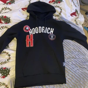 Hoodrich Hoodie  - Säljer en Hoodrich hoodie i storlek S som knappt är använd,  köpt för ca 1000kr. Säljer för 399kr då de ej används. Mer bilder och info finns i DM!🤝