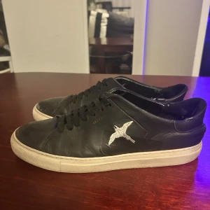 Arigato skor - Svarta arigatos med fågelbroderi, acceptabelt skick, skador syns inte när man har på dig dem