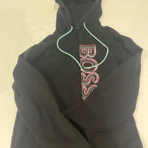 Boss kofta  - Snygg svart huvtröja från Boss