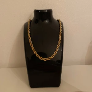 Cordell halsband  - Cordell halsband i rostfritt stål. 7 mm och 60 cm gör att det efterliknar en äkta guldkedja väldigt mycket! Tveka inte med att köpa dig en 😉