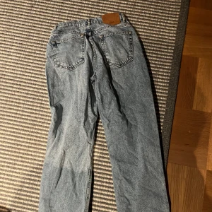 Blå jeans från grunt - Säljer blå jeans från grunt. De är straight fit och går NÄSTAN på mig som är 160 och har level 7,5 gyatt. Skriv om du vill diskutera pris. Köpta på kidsbrandstore för typ 600.