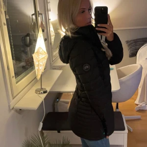 Canada Goose black label dunjacka  - Använd 2 säsonger, väldigt fint skick fortfarande, finns tumhål i ärmarna, nyskick ca 7500kr. Passar även S