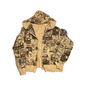 Graffiti zip up - Fet drain zip hoodie holy smokes kom dm för fler bilder eller mått 🫃🫃(obs den är vit int beige)