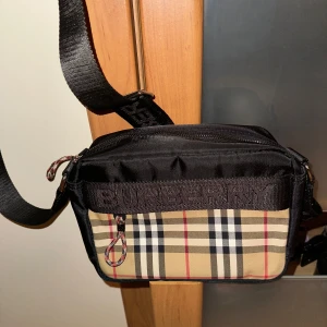 Burberry väska - Helt oanvänd burberry väska (Rep).