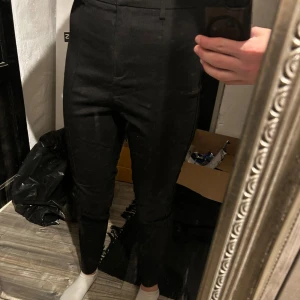 Svarta kostymbyxor från NLY Trend - Snygga svarta byxor från NLY Trend i storlek 36. De har en tight passform och är högmidjade, vilket ger en stilren look. Perfekta för en chic och modern stil.