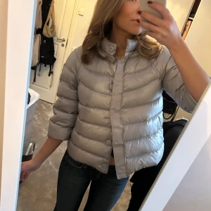 Grå Trekvartsärmad jacka❤️ - Grå Trekvartsärmad jacka💕💕står ingen storlek men gissar på xs, köpte på plick men inte kommit till användning💕