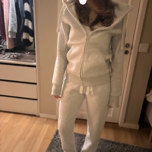 Russemerch mjukisbyxor - Säljer mina russemerch byxor i unisex då jag råkade beställa dubbla! Dem är aldrig använda så dem är i nyskick och lappen sitter kvar💕Nypris är 499kr 