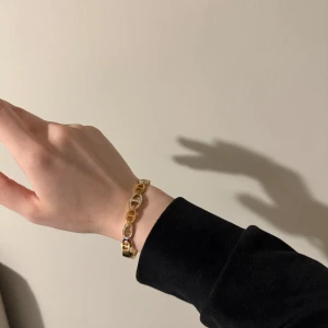 Guldarmband med glittriga länkar - Elegant guldarmband med stora länkar, varav några är dekorerade med glittrande stenar. Perfekt för att ge en touch av glamour till din outfit. Steel- ordpris 800kr (fick present men använder inte guld )