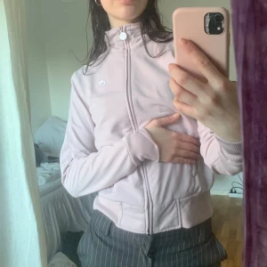 Ljusrosa tracksuit topp från Nike - Söt ljusrosa tröja från Nike med dragkedja och medelhög krage. Köpt vintage i Berlin men i jättebra skick🫶
