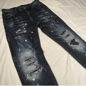 Dsquared 2 jeans - Säljer nu mina Dsquared 2 jeans pga växt ur mig. Skick 10/10 bara använda några gånger. Lägger ut för 600 (prutbart) kom med förslag! 