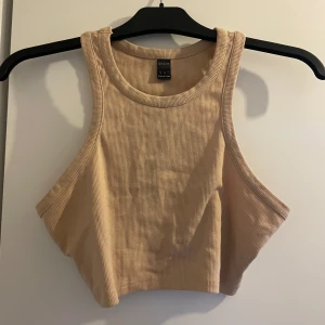 Beige ribbad linne  - Snyggt linne i mkt bra skick från Shein i storlek M, passar superbra till en oversized kavaj/blazer, eller bara som den är. 