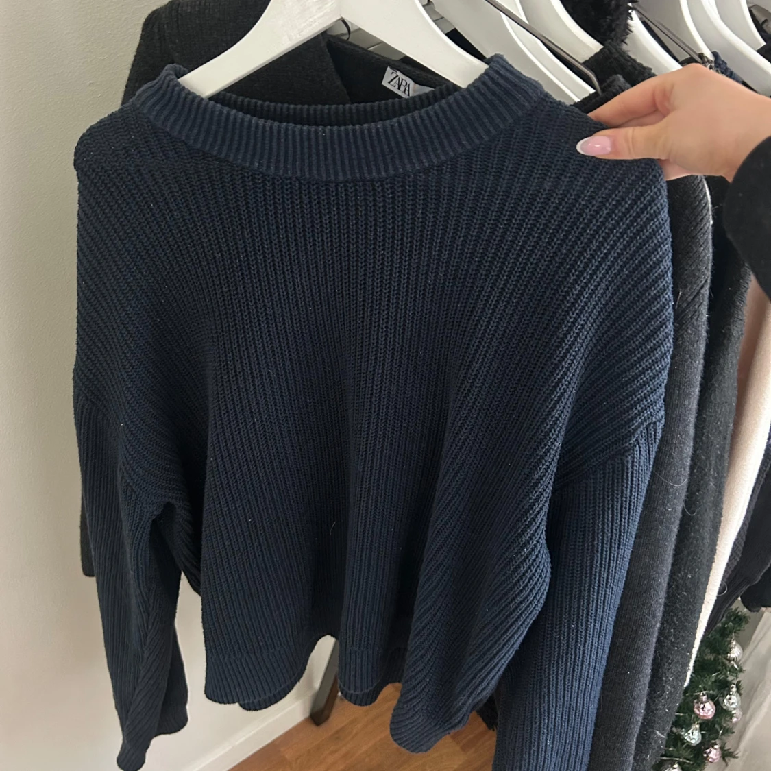 Mörkblå stickad tröja från H&M - 90