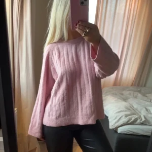 Rosa stickad💘 - Mysig rosa stickad tröja från lager 157. Storlek s men skulle säga att den är lite oversized🙌 i bra skick!💗 Köpt på Plick (första bilden är lånad av henne jag köpte den av) pris är som vanligt alltid diskuterbart! Hör av dig vid frågor💘