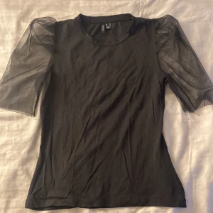 Svart topp med puffärmar från Vero Moda - Snygg svart topp från Vero Moda. 