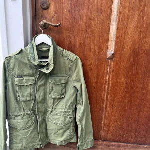 Field jacka superdry  - Säljer denna sjukt feta field jacket. Säljs då den är för kort för mig. Skicket är väldigt bra! Tveka inte på att höra av dig vid frågor😊