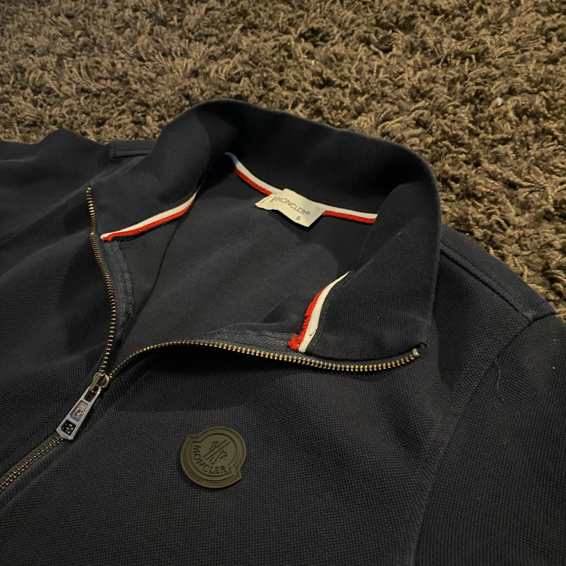 Marinblå tröja med dragkedja från Moncler