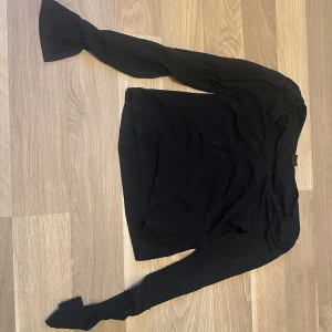 Svart tröja från Gina Tricot - Storlek L. Använd men i bra skick. Stretchiga i materialet och väldigt mjuk.