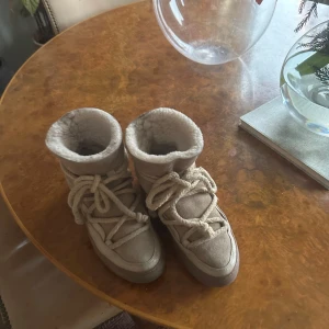 Jättefina Inuikiis! - Säljer mina jättesnygga Inuikiis i storlek 38, perfekta för vintern! Insidan är lite smutsiga, men annars i jättebra skick och bara använda förra säsongen💗Förlåt för suddiga bilder.