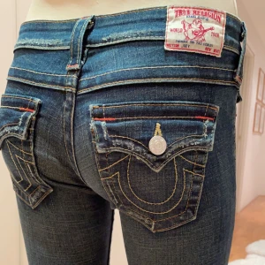 True religion jeans  - Bootcut jeans från True Religion. Unika fickor med snygga färger och mönster. Fint skick. Mått Innerbenslängd: 72cm. Midjemått rakt över: 32 cm. Skriv gärna vid frågor eller prisförslag💗