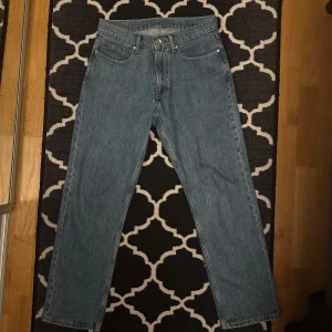 Blå jeans från Vailent - Snygga blå jeans från Vailent i klassisk straight fit eller lite loose. De har en midwaist design och är perfekta för en avslappnad stil. Dem är i storlek S. Egentligen är de bara använda fåtals gånger då jag ångrade att jag köpte dem och kunde ej returnera.