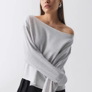 One shoulder tröja - Jätte fin tröja ifrån Gina. Beställde fel storlek så har inte kommit till nån användning 