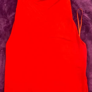 Röd klänning från Gina Tricot - Snygg röd top  från Gina Tricot med smala axelband. Perfekt för en färgstark look.