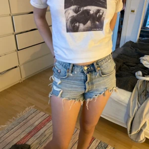 Blå jeansshorts från Zara - Snygga blå jeansshorts från Zara med slitna detaljer. 😇😇🎀🎀🙏🏻Säljer pga att dem är för små för mig