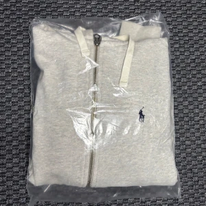 Ralph lauren tröja - Hej säljer nu min fina Ralph lauren zip tröja i storlek S. Den är aldrig använd, finns dock ingen prislapp. Den kommer vara otroligt snygg i höst/vinter. Nypris cirka 2300kr! Vi kommer att sälja liknande produkter nu närmare vinter så glöm inte följa profilen!🌊