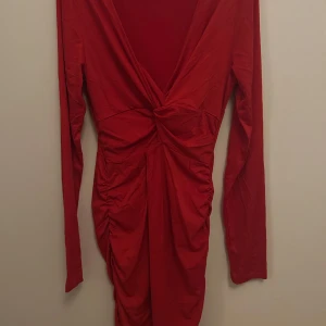 Klänning - En jättefin röd klänning perfekt nu till jul från New yorker storlek 38 men passar och sitter mer som en S/XS beroende på hur tajt man vill att den sitter. Använd en jul sen bara hängt.