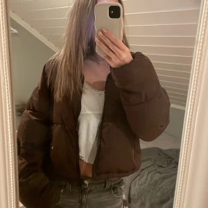 Brun pufferjacka från H&M - En super mysig pufferjacka från H&M i storlek S. Har använts flitigt så det finns någon fläck, men utöver det superfin🤎 