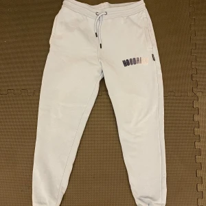 Hoodrich byxor - Perfekt till present nu till jul för ett underbart pris ST M