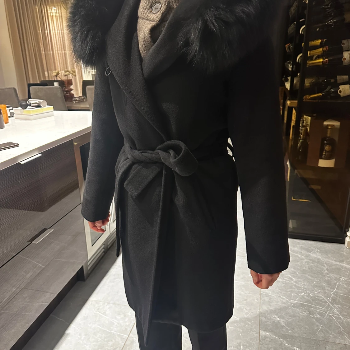 Svart kappa med pälsdetaljer - 3