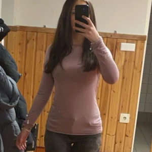 Rosa intimissimi tröja  - Jätte fin och skön intimissi tröja som jag säljer då den inte kommer till användning längre. Märket har slitits bort ganska mycket men man kan fortfarande se att de är från intimissimi.