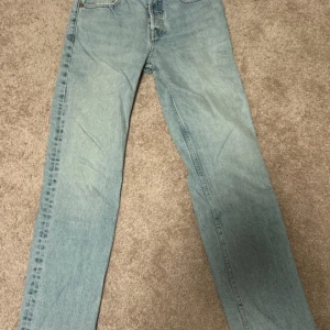Ljusblå jeans från Zara - Säljer ett par ljusblå jeans från Zara i storlek 36. Sparsamt använda. De är insydda på ena sidan av midjan men lätt att få av då det bara är en vanlig sytråd. Säljer för 200kr