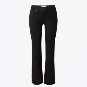 Svarta bootcut jeans från Levi's - Säljer ett par svarta bootcut jeans från Levi's Premium. Modellen är 715 Bootcut. Har tyvärr ingen egen bild då de inte passar mig i storleken🩷
