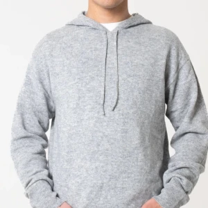 100% cahsmere hoodie - Säljer en riktigt snygg 100% CASHMERE hoodie från Carmes, denna kommer passa perfekt för en stiligare vardag💫💯