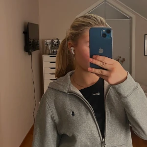 Grå zip hoodie från Polo Ralph Lauren - Säljer min gråa zip hoodie från Polo Ralph Lauren pga att den är lite liten💕Den är i riktigt bra skick, använd 1 gång. Köpte för 1300kr💕