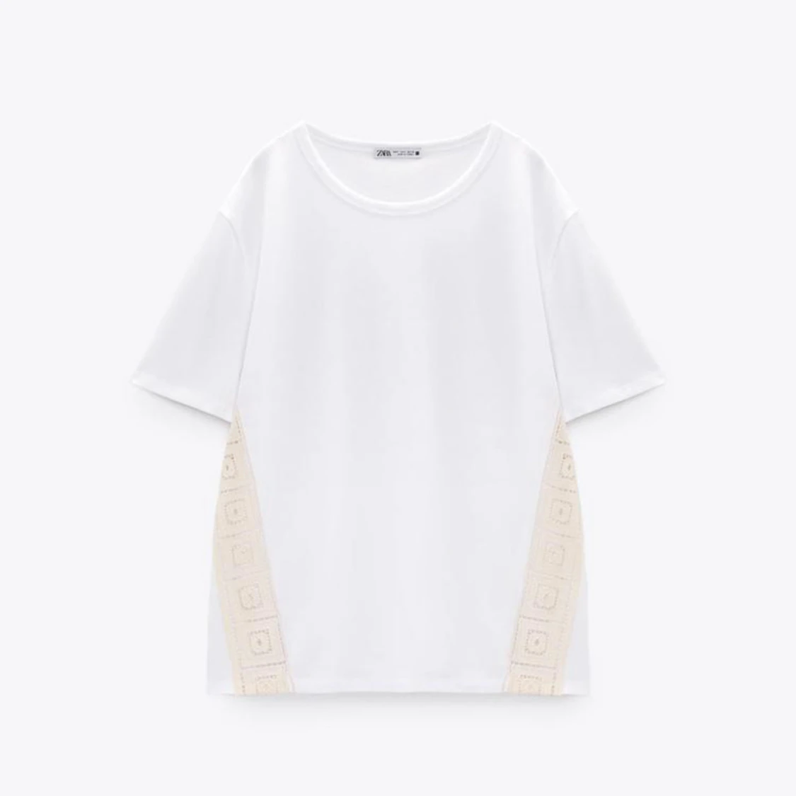 Vit t-shirt med spetsdetaljer från Zara