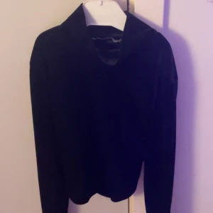 Svart tröja med öppen rygg från New yorker - Snygg svart tröja från New yorker i storlek XXS. Tröjan har en unik design med öppen rygg och är låmg ärmad. Kan visa på och står frakten! ☺️❤️