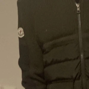 Moncler  - Snygg svart pufferjacka från Moncler med dragkedja och långärmad design. Perfekt för kyligare väder med sin quiltade stil och klassiska look.