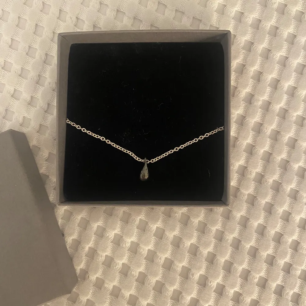 Helt nytt silverhalsband från Wijk (Silver Wijk design). Säljs pga att jag använder guldsmycken. Heter ”Blod, svett och tårar-berlock matt”. Nypris kedja + berlock är 600kr. Tänkte 300kr eller bud. Vill bli av med det så skicka gärna bud.. Asusteet.