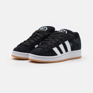 Svarta Adidas Campus sneakers - Snygga svarta Adidas Campus sneakers med vita ränder och en klassisk design. Skorna har en gummisula i kontrasterande färg och är perfekta för en avslappnad stil. Nypris; 1045,00kr. Pris kan diskuteras!!💓
