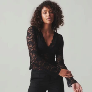 Svart spetsblus från Gina Tricot - As snygg svart spetsblus från Gina Tricot med långärmade spetsdetaljer. Den är väldigt lik bild 1 men skillnaden är att det är svart tyg under spetsdetaljerna på min💓