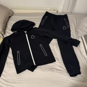 Mörkblå Boss dress - Säljer en unik riktigt snygg Hugo boss dress köpt för 3800kr. Byxorna i storlek L och överdelen i storlek M. Riktigt fint och skönt. Pris kan diskuteras!