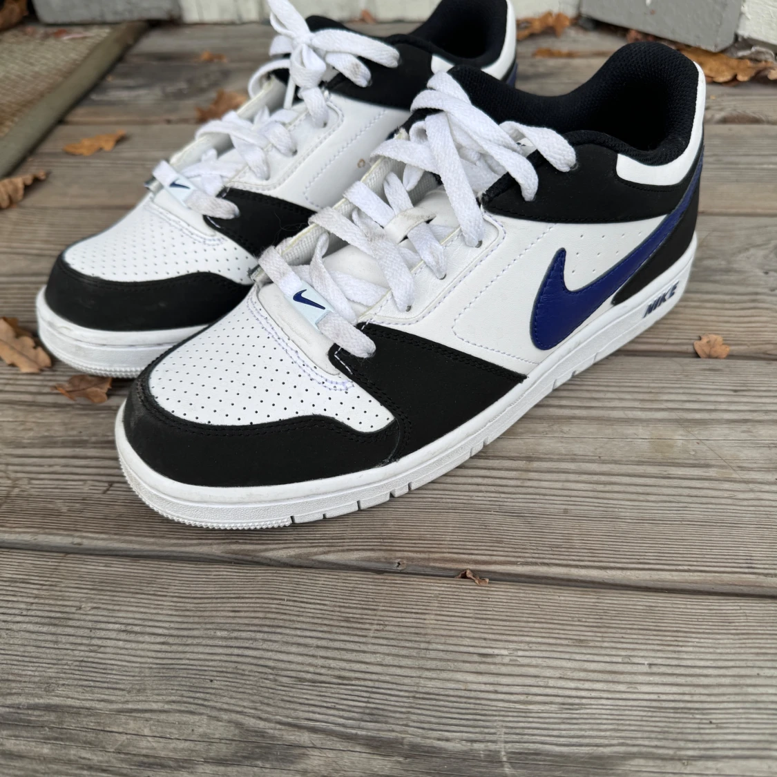 Nike sneakers i svart och vit storlek 41