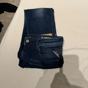 Mörkblå jeans från Replay - Snygga mörkblå jeans från Replay. Slim jeans väldigt bra skick. Köpta för 1000kr säljs för 500. W:29 längd:32