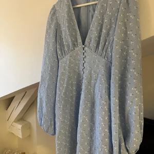 Adoore klänning  - Säljer denna underbara klänning från Adoore! Endast använd en gång, som ny! Säljs inte längre på deras hemsidan 🫶🏼