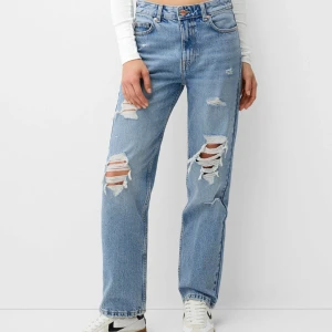 blå rak ben jeans storlek 38  - Helt nya har inte använd för det är inte min styl fick som present. De har en hög midja och en straight passform som ger en avslappnad look. 