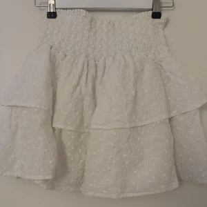 Vit volangkjol - Supersöt vit volangkjol från butiken Chelsea i göteborg! 🌟 Storlek M men passar S🌟