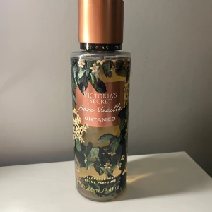 Victoria's Secret Bare Vanilla Untamed - En doftspray från Victoria's Secret med en förförisk blandning av vanilj och äppelblom. Flaskan rymmer 250 ml. Perfekt för den som älskar en söt och fruktig doft. Den är bara testad och luktar nästan precis som bare vanilla!